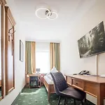 מלון Hotel-gasthof Hoettl