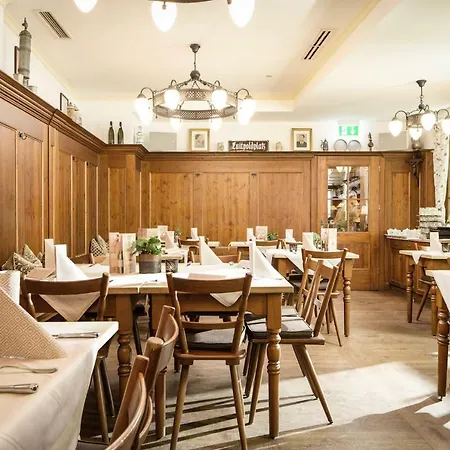 Otel Hotel-gasthof Hoettl